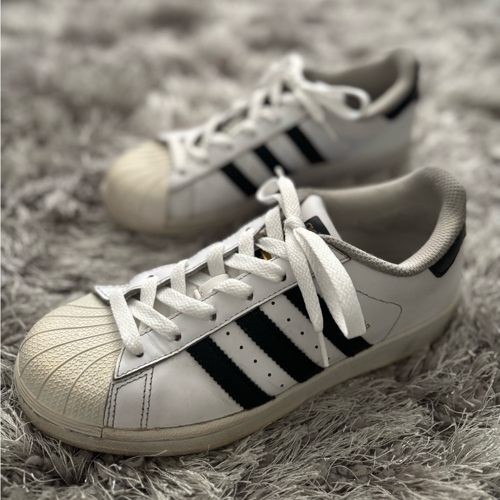 Adidas | Superstar | Sz 5 men’s / 6 women’s / 5 youth